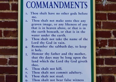 The,10,Commandments,Sign,On,A,Brick,Wall
